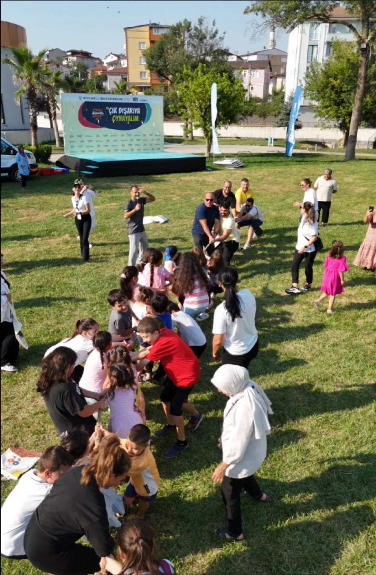 Halat çekme yarışının galibi Kandıralı çocuklar