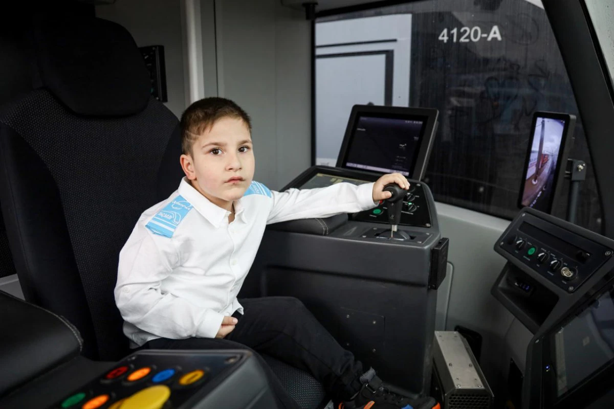 Hayal etti, 6 yaşında vatman oldu