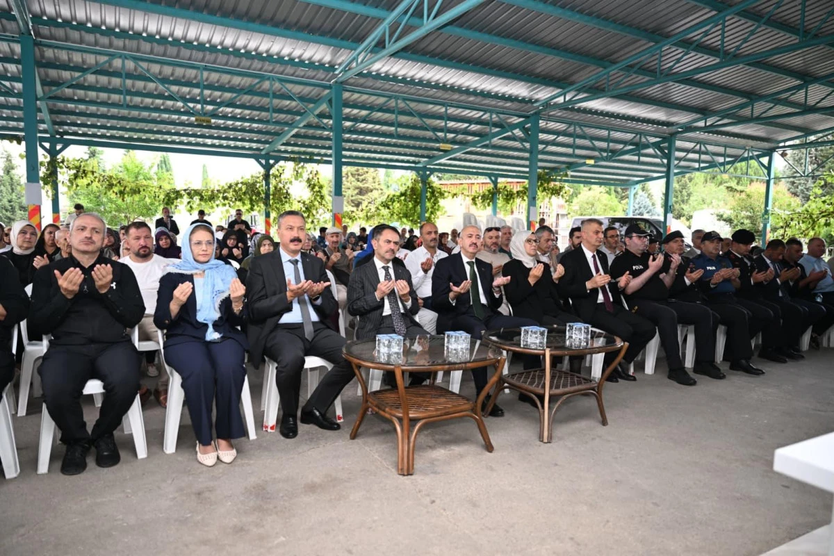 İ&ccedil;işleri Bakan Yardımcısı Dr. Mehmet Cangir ve Vali İlhami Aktaş, 17 Ağustos Deprem  Şehitliğini Ziyaret Etti