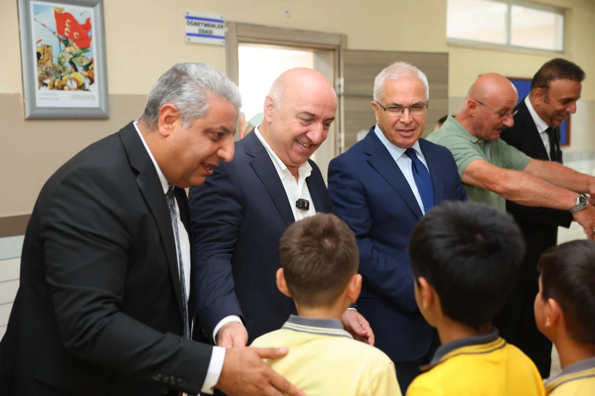 İlk ders zilinde Bıyık&rsquo;tan &ouml;ğrencilere destek