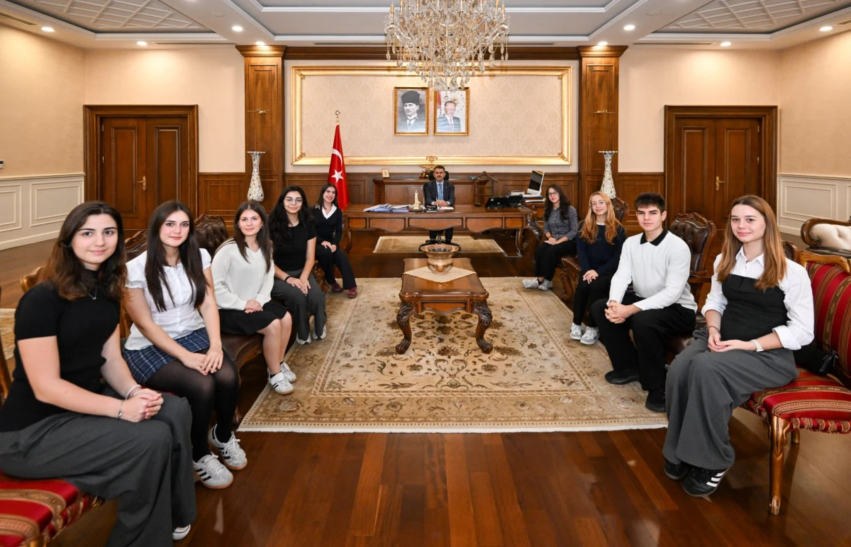 İnsanlığa Pozitif Etki Rehberlik ve Aksiyonu Gen&ccedil;lik Derneği Başkan ve Y&ouml;netiminden, Vali  İlhami Aktaş'a Ziyaret