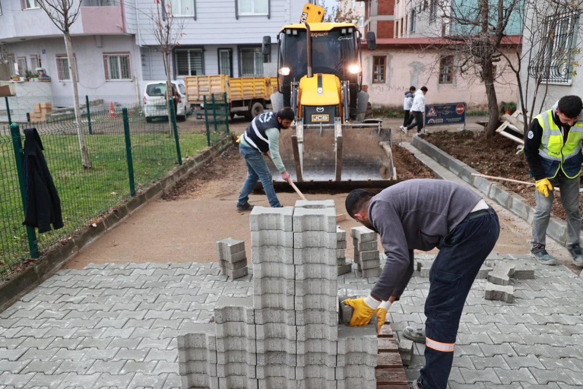 İstasyon Mahallesi 1405/2 Sokak&rsquo;ta Parke Serimi &Ccedil;alışması