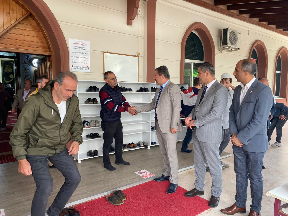 İzmit Belediye Meclis Başkanvekili Cengiz Özcan Şeyh Edebali Camii’nde cemaatle buluştu