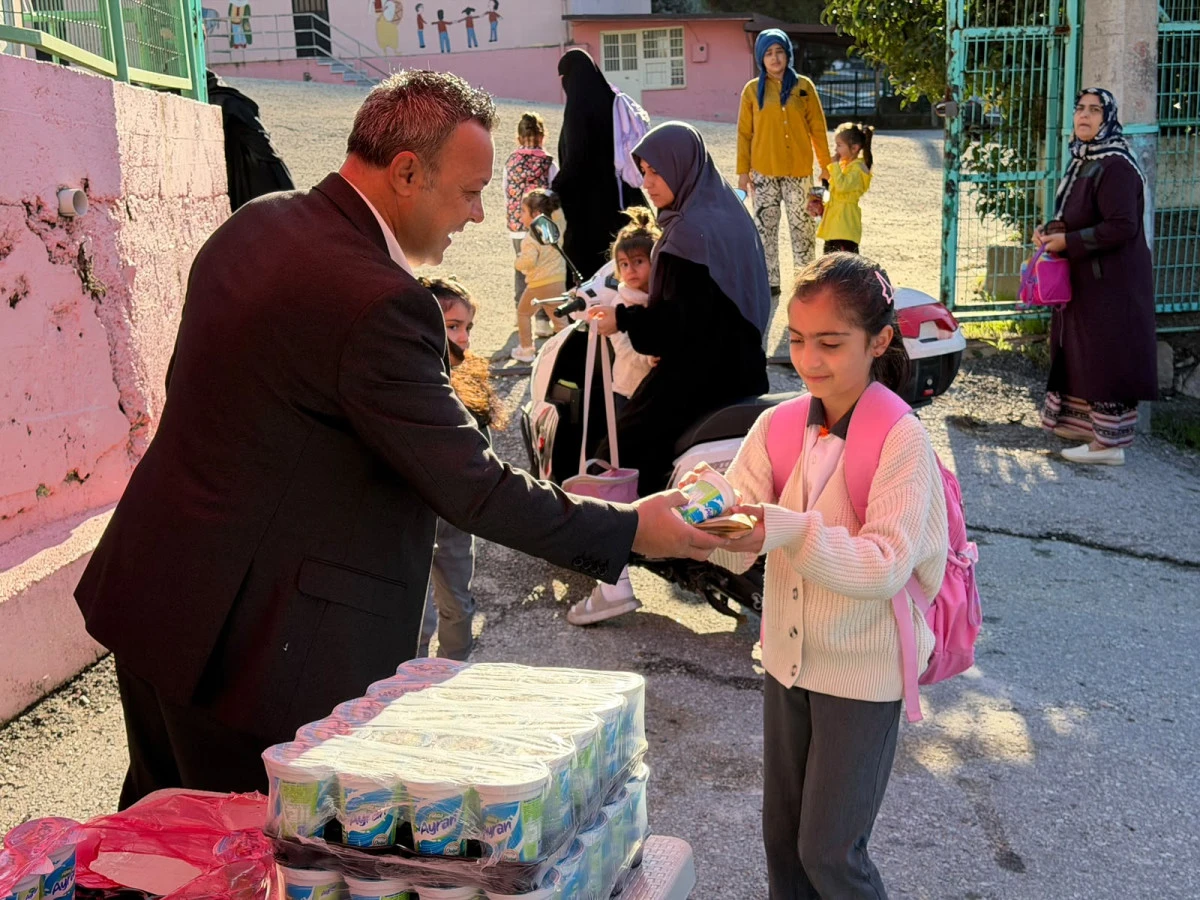 İzmit Belediyesi, Beslenme Saati ile &ouml;ğrencilerin yanında olmaya devam ediyor