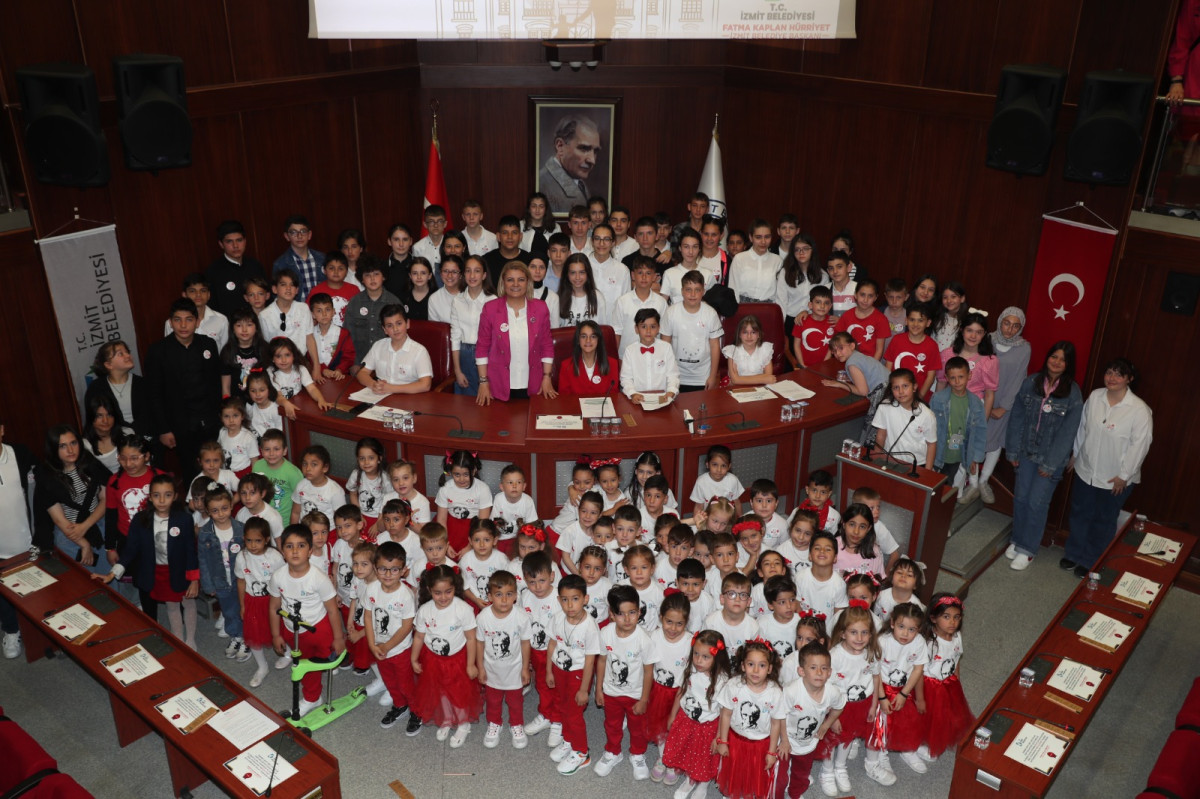 İzmit Belediyesi Çocuk Meclisi 23 Nisan Özel  Oturumunda bayram coşkusu yaşandı 