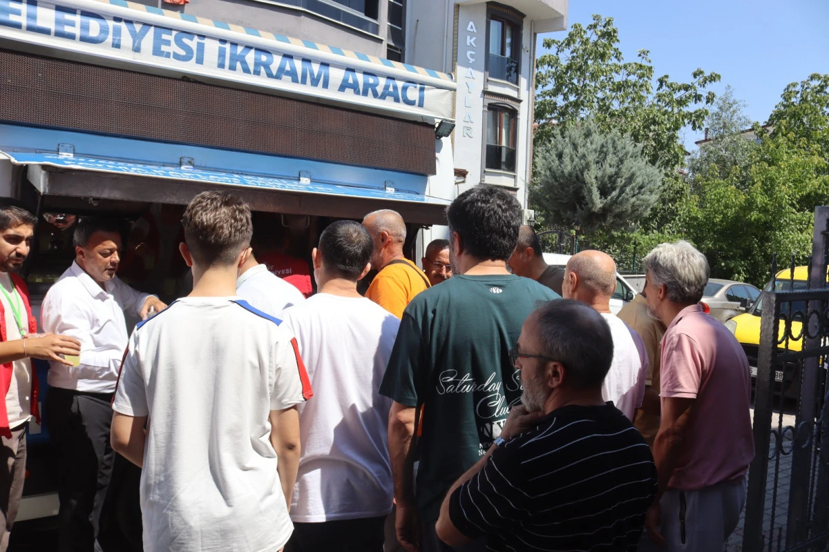 İzmit Belediyesi Cuma ikramlarına devam ediyor