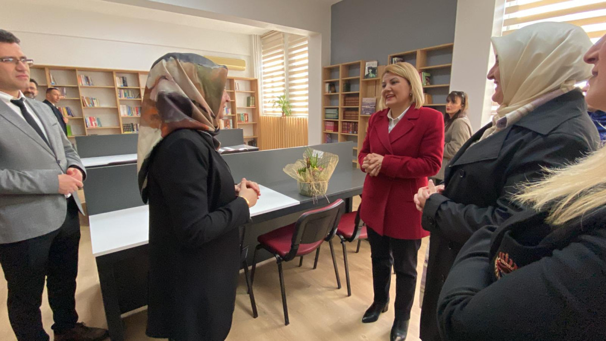 İzmit Belediyesi Evliya Çelebi Kız Anadolu   İmam Hatip Lisesine kütüphane kazandırdı
