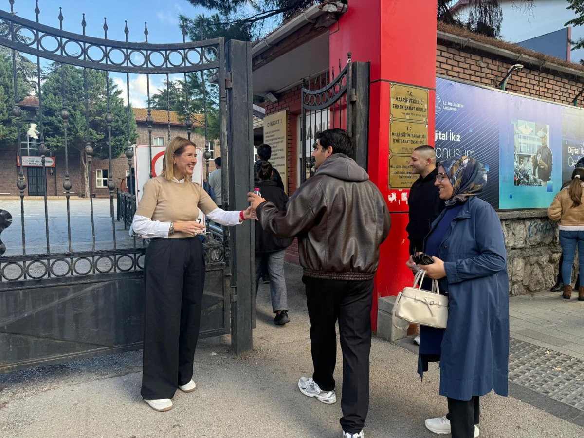 İzmit Belediyesi KPSS &Ouml;n Lisans Sınavına giren adayları yalnız bırakmadı
