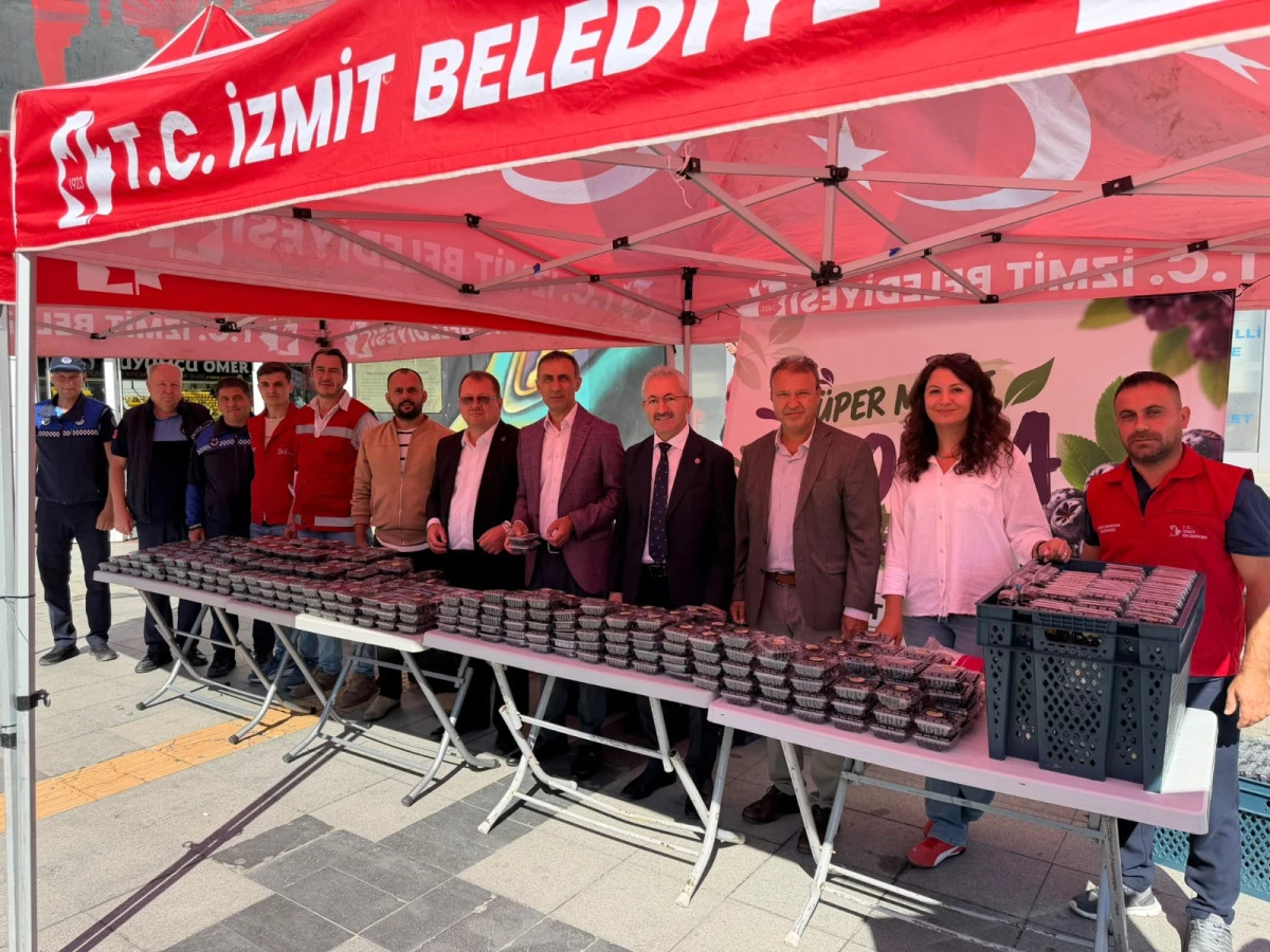 İzmit Belediyesi, &ouml;z kaynaklarıyla yetiştirdiği aronyaları vatandaşlara ikram etti