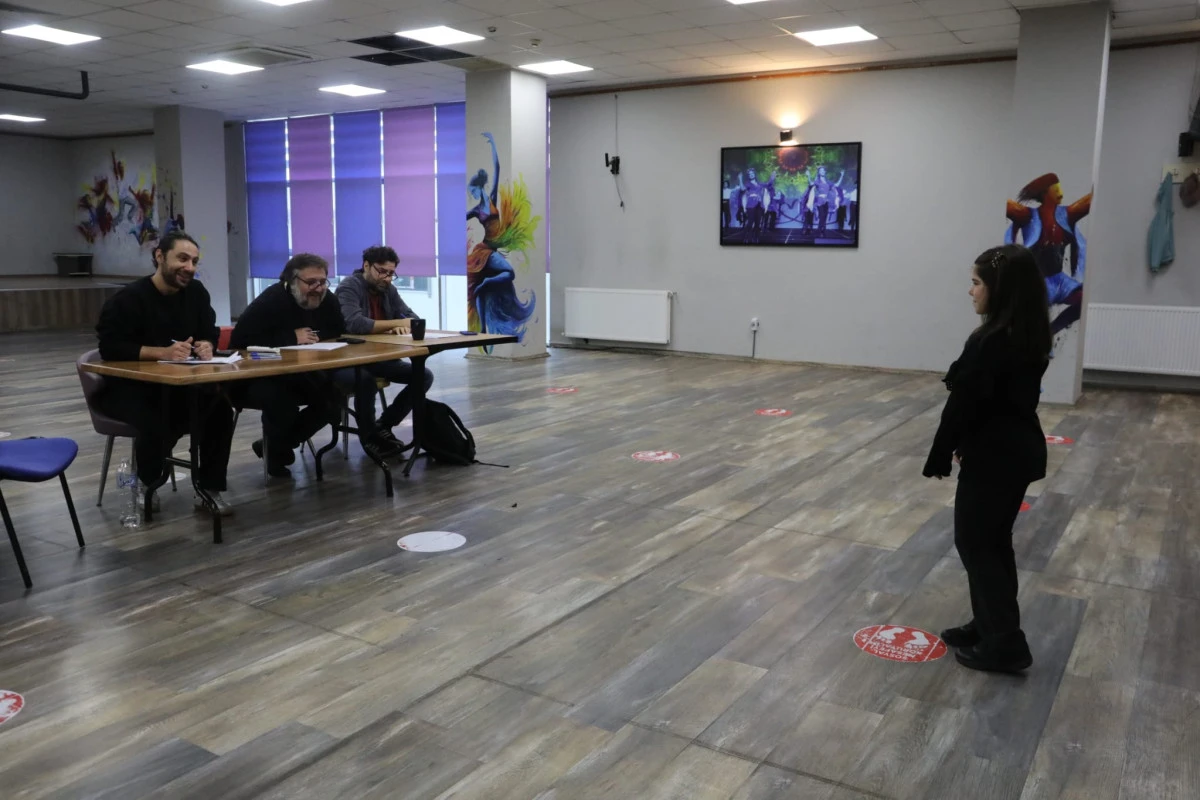 İzmit Belediyesi Sanat Akademisinde tiyatro se&ccedil;meleri tamamlandı