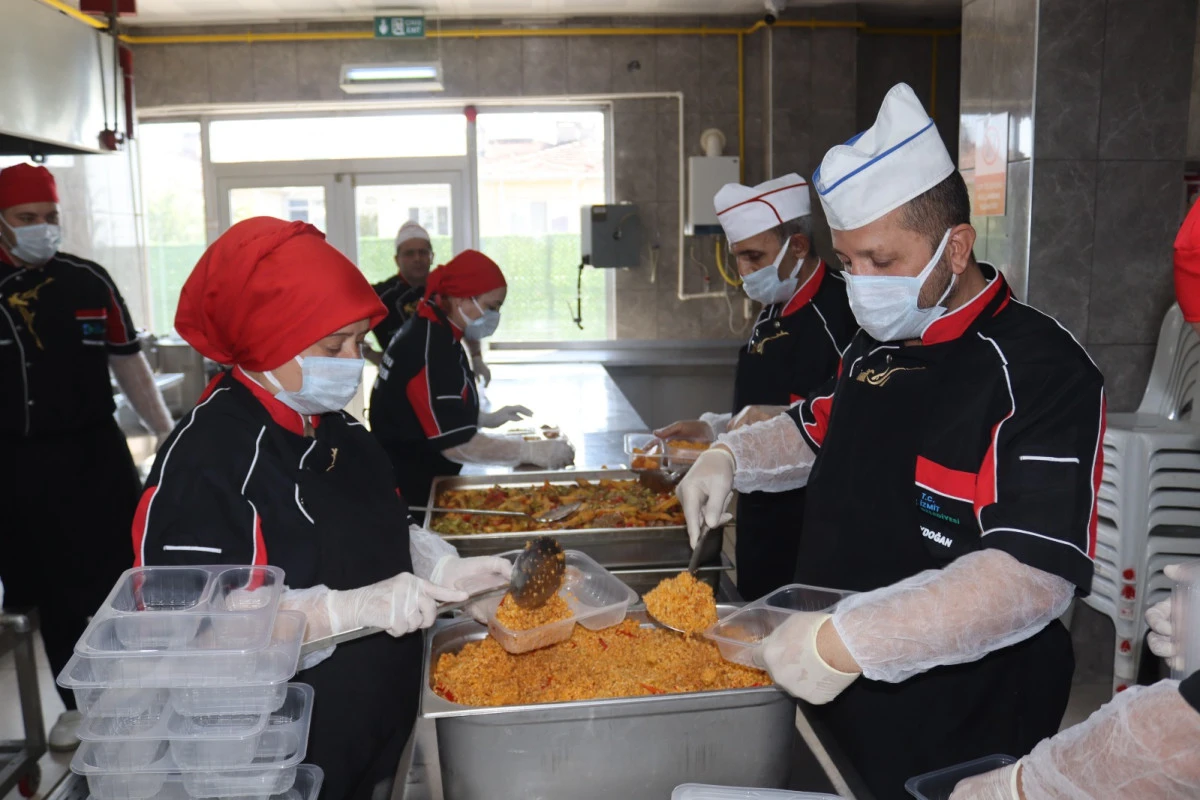 İzmit Belediyesi, sıcak yemek desteğiyle dayanışmayı b&uuml;y&uuml;tmeye devam ediyor