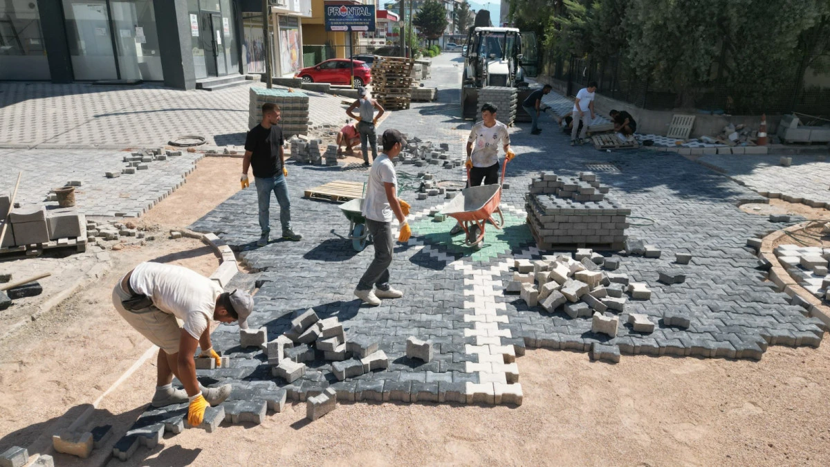 İzmit Belediyesi Yenişehir&rsquo;de SEDAŞ sonrası zarar g&ouml;ren yolları yeniledi 