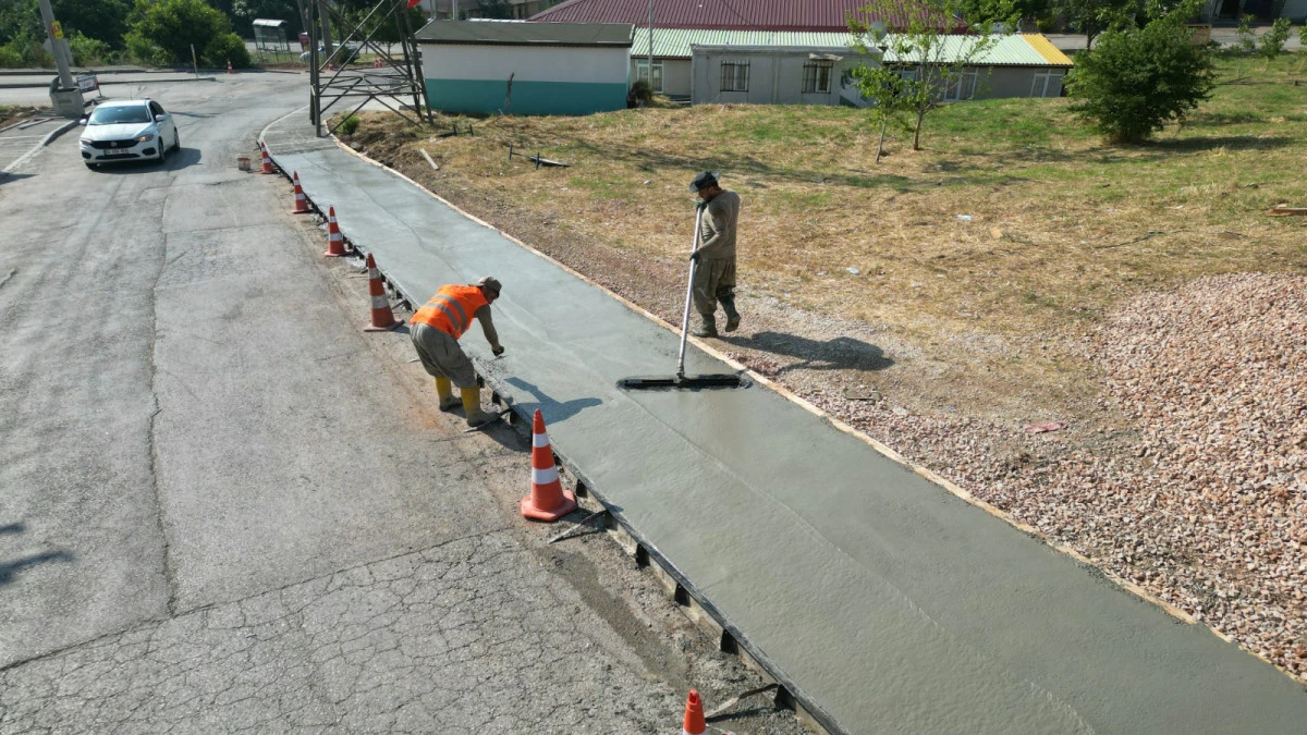 İzmit Belediyesinden G&uuml;ndoğdu&rsquo;ya yeni beton kaldırım