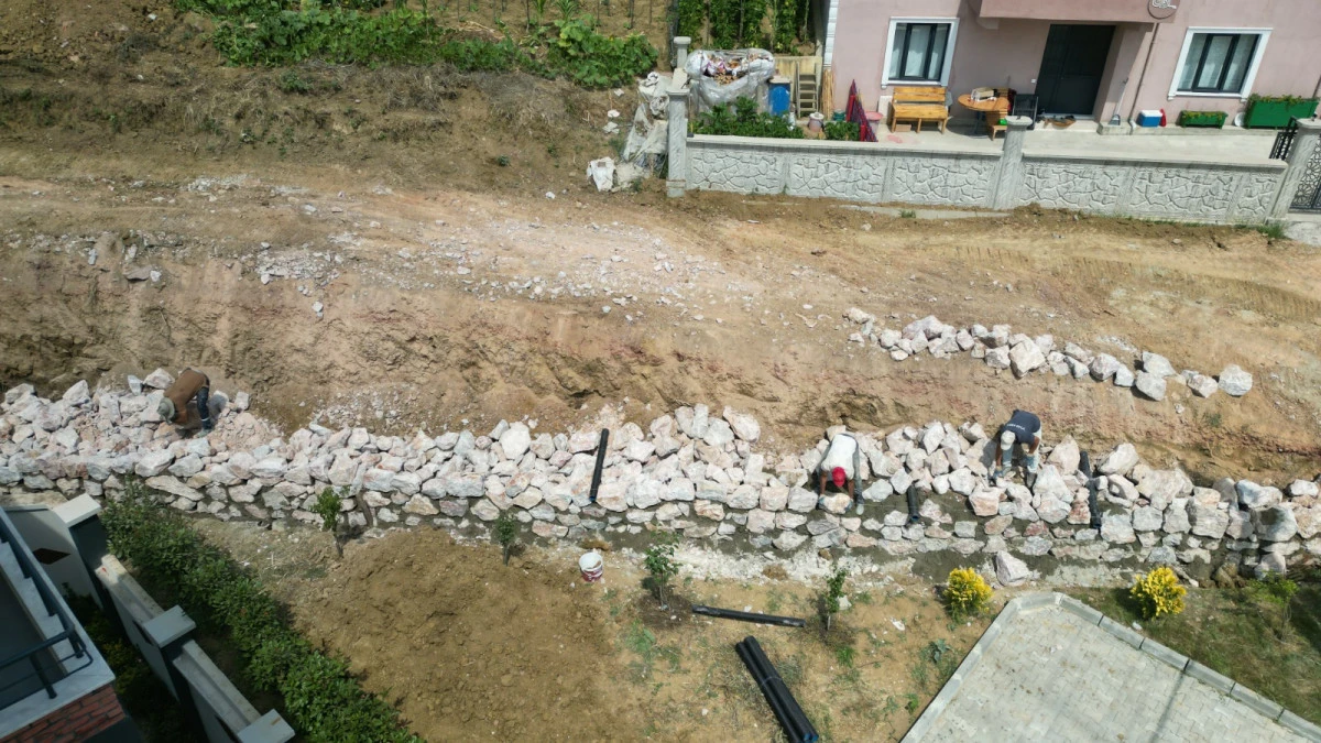 İzmit Belediyesinden Kabaoğlu&rsquo;nda taş duvar &ccedil;alışması