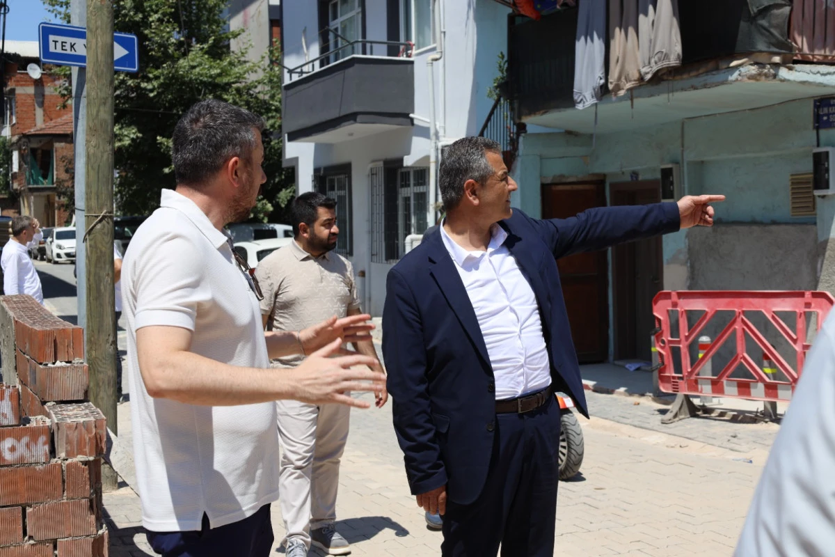 İzmit Belediyesinden Mehmet Ali Paşa&rsquo;da yoğun parke mesaisi