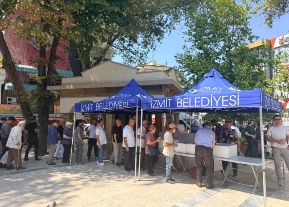 İzmit Belediyesinden Mevlid Kandili&rsquo;nde helva ikramı