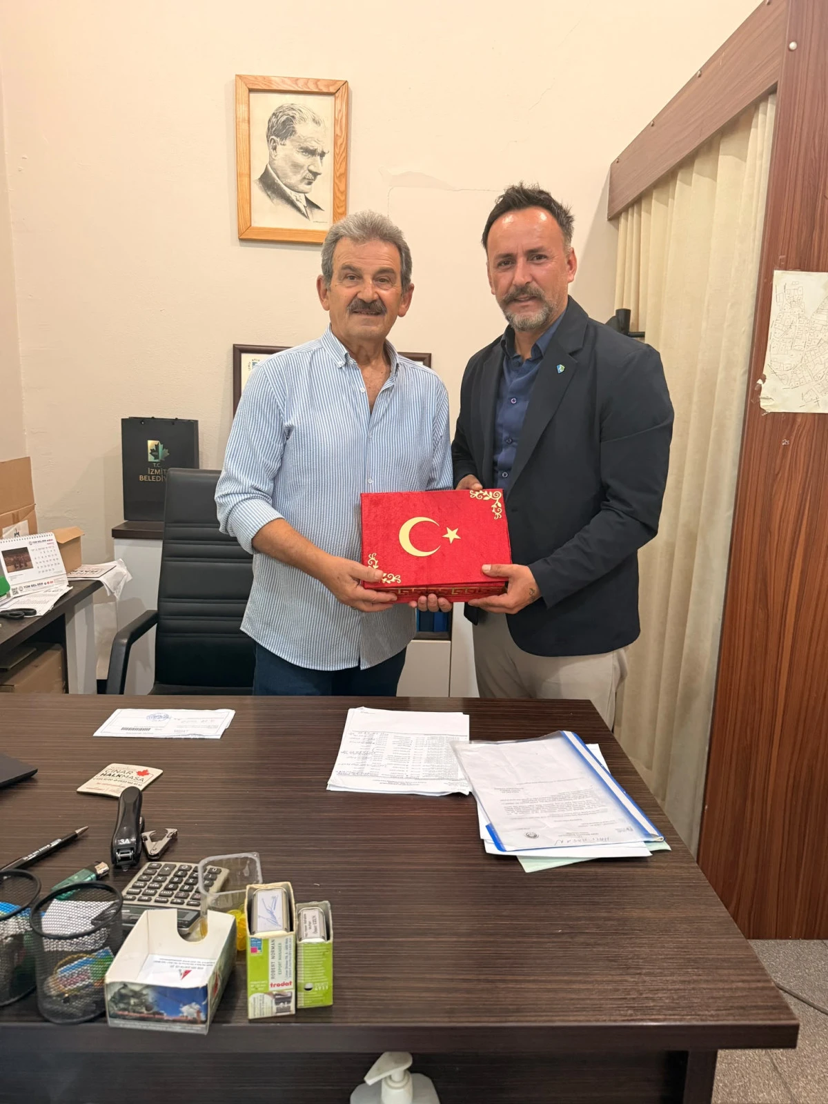 İzmit Belediyesinden muhtarlara doğum g&uuml;n&uuml; ziyareti