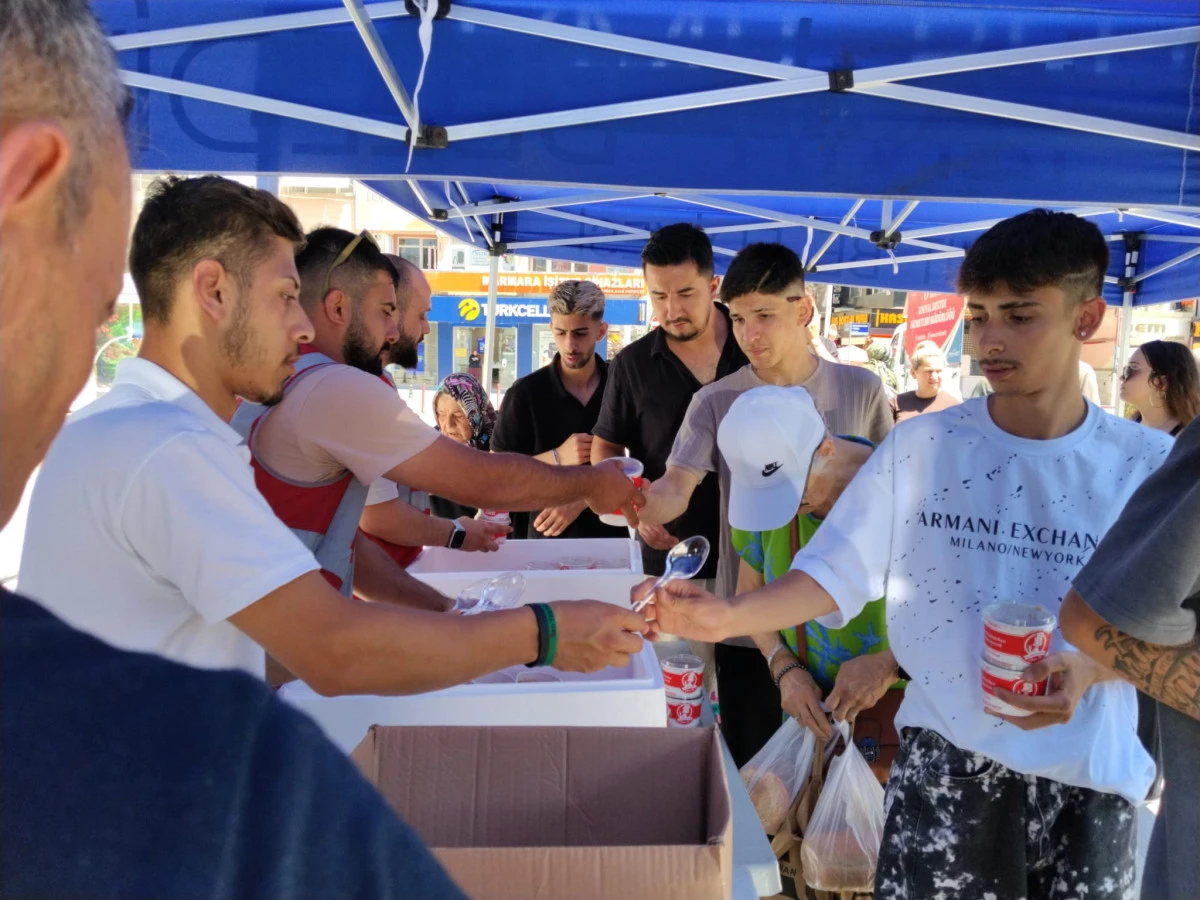 İzmit Belediyesinden vatandaşlara aşure ikramı
