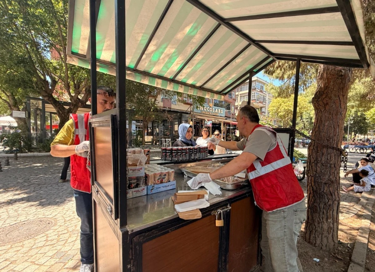 İzmit Belediyesinden vatandaşlara sıcak yaz g&uuml;nlerinde serinleten ikramı