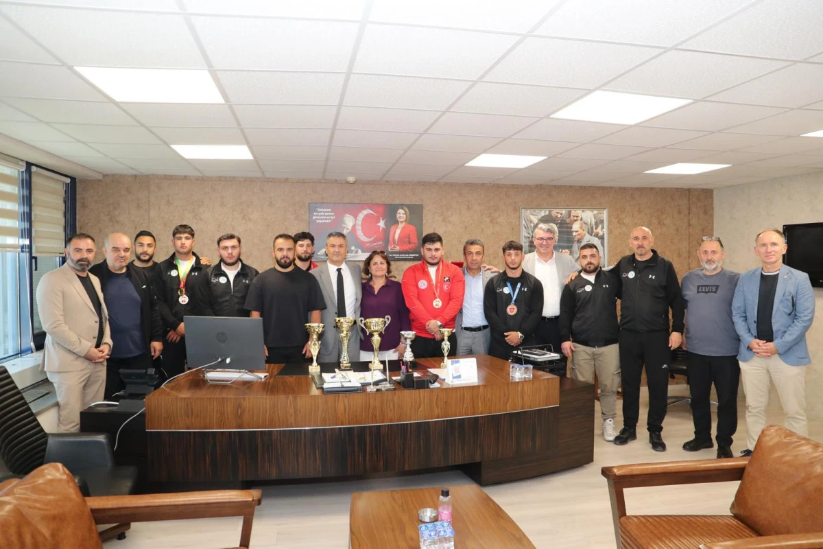 İzmit Belediyesporlu g&uuml;reş&ccedil;ilerden &ccedil;ifte başarı