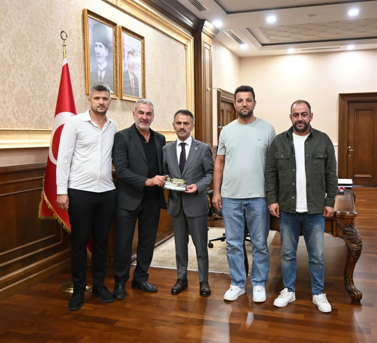 İzmit Emirhan K&ouml;y&uuml; Derneğinden Vali Aktaş&rsquo;a Davet