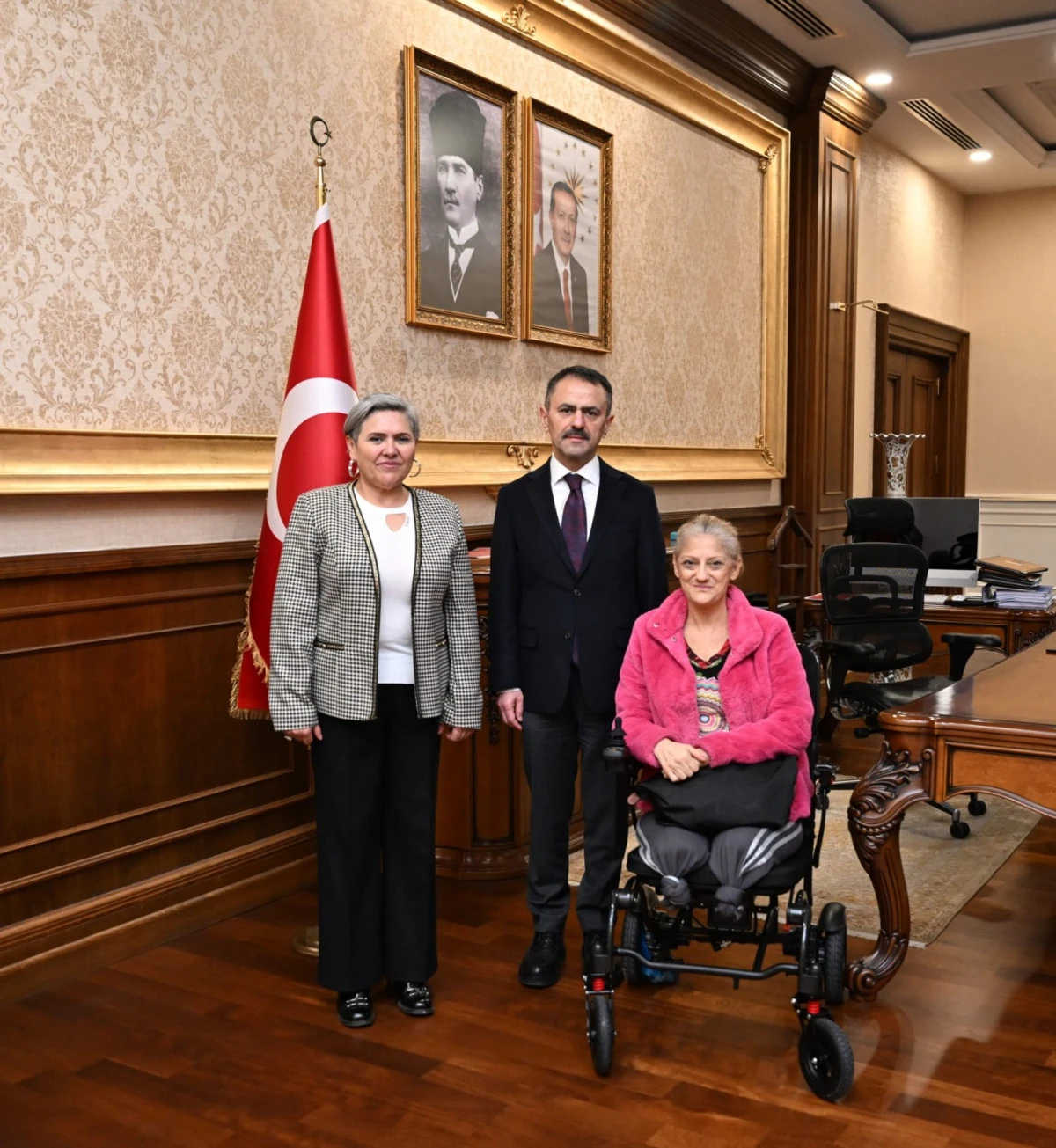 İzmit Yahyakaptan Mahalle Muhtarı Nermin Şenses ve G&uuml;l&ccedil;in Eryılmaz, Vali İlhami Aktaş&rsquo;ı Ziyaret Etti