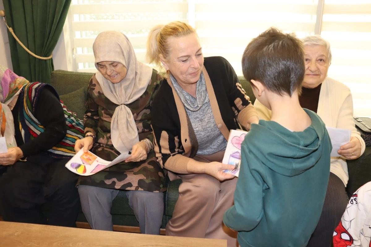 İzmitli miniklerden yaşlılar haftasında anlamlı ziyaret