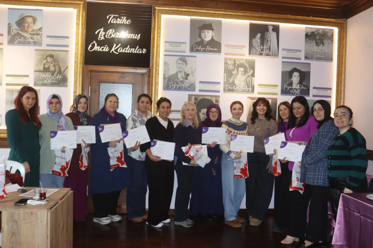 İzmit&rsquo;te anneler eğitimle g&uuml;&ccedil;leniyor