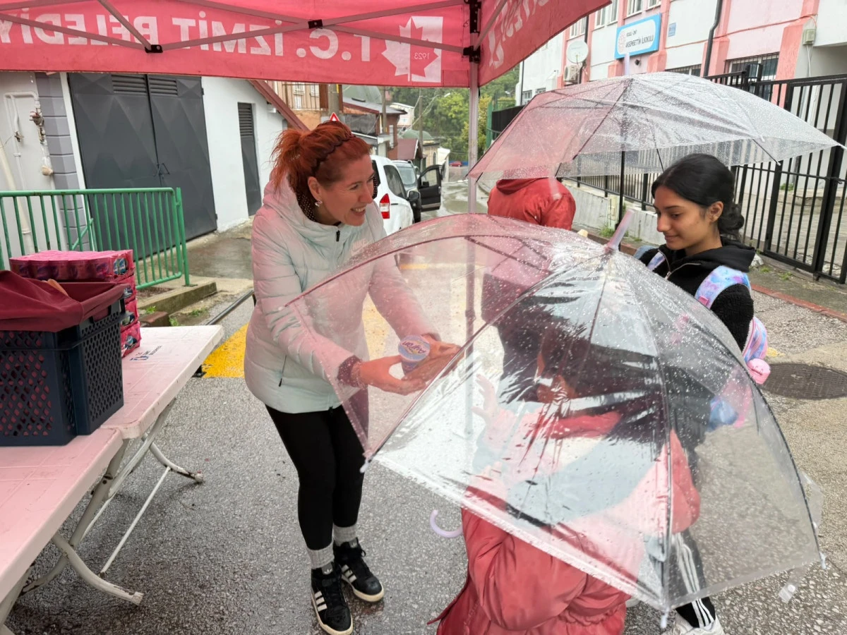 İzmit&rsquo;te Beslenme Saati Projesi yağmura rağmen devam etti