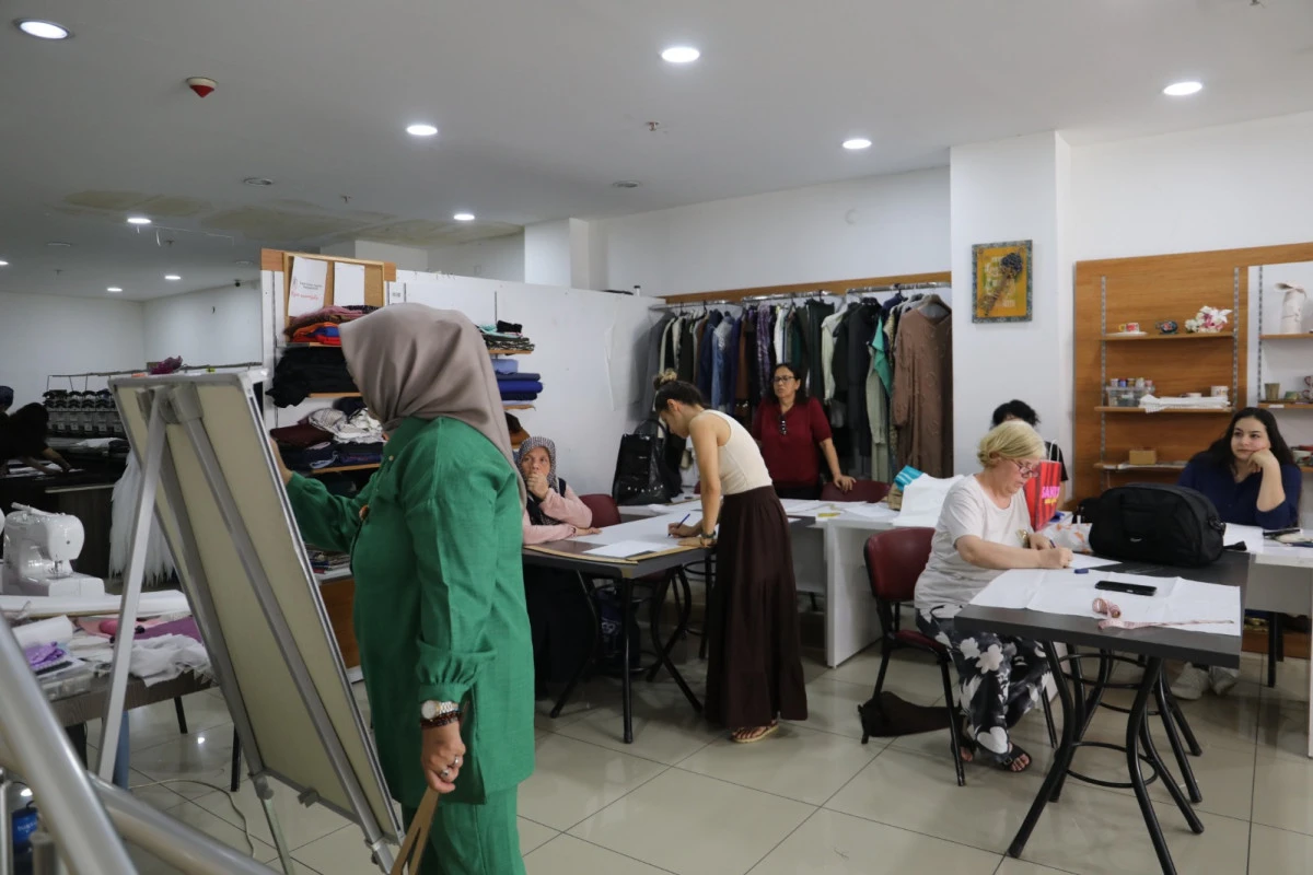 İzmit&rsquo;te kadınlar yaz tatilini dikiş kursunda değerlendiriyor