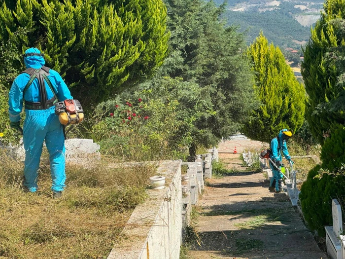 İzmit&rsquo;te mezarlıklar B&uuml;y&uuml;kşehir eliyle g&uuml;zelleşiyor