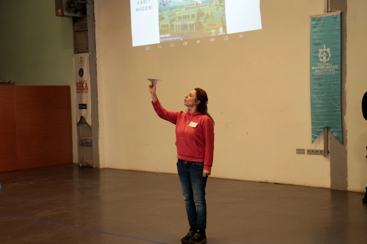 Kâğıt uçaklar geleceğin hayalleri için havalandı