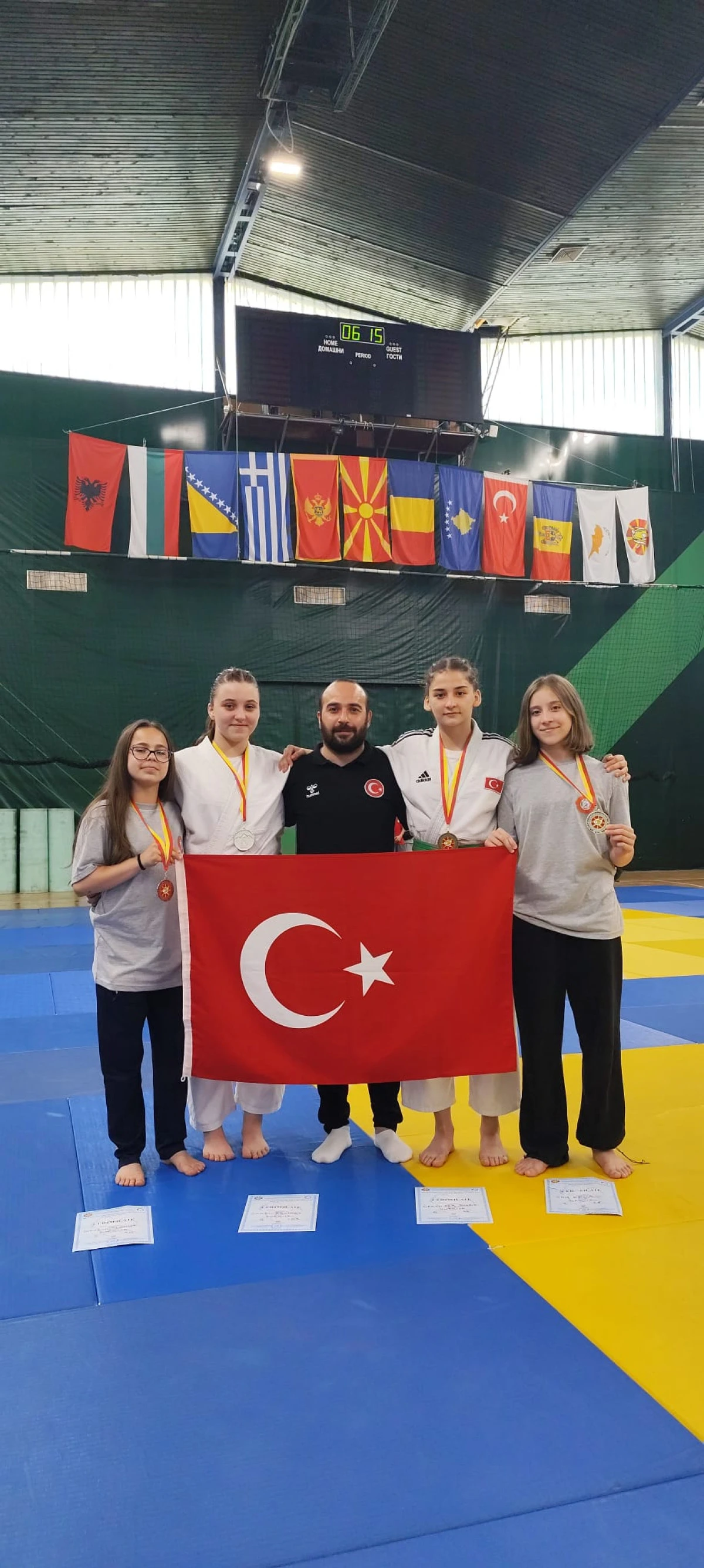 Kağıtspor, B&uuml;kreş&rsquo;te minderi salladı