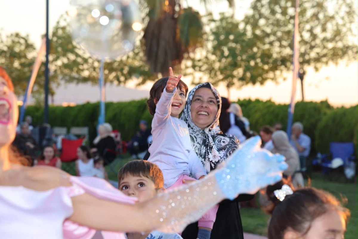 Kahkahalar ve mutluluklar yaz akşamlarını renklendiriyor;  Kocaeli&rsquo;de yazın ritmini B&uuml;y&uuml;kşehir belirliyor