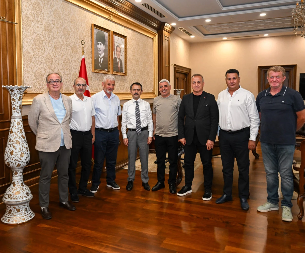 Kartepe Turizm Derneği Başkanı Kamil &Ouml;&ccedil;be ve Y&ouml;netiminden, Vali Aktaş&rsquo;a Ziyaret