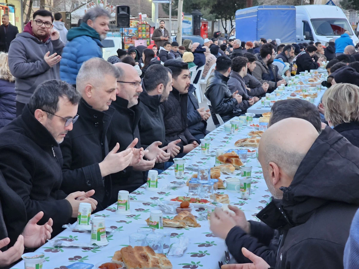 Kavaklı Mahallesi&rsquo;nde 1200 Kişilik İftar Sofrası Kuruldu