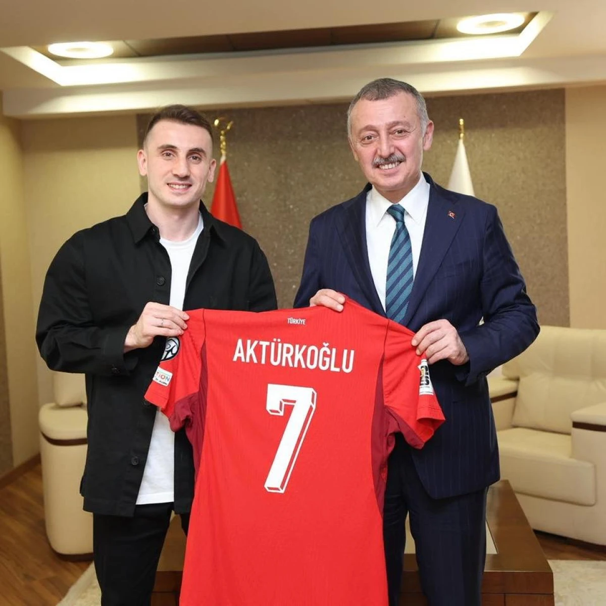 Kerem Akt&uuml;rkoğlu&rsquo;ndan Başkan B&uuml;y&uuml;kakın&rsquo;a Milli forma