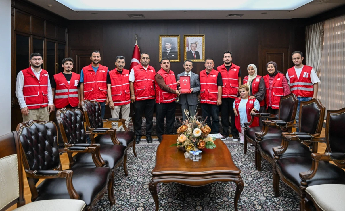 Kızılay &Ccedil;ayırova Şubesi Başkanı K&uuml;&ccedil;&uuml;k ve Y&ouml;netimi, Vali Aktaş&rsquo;ı Gebze Makamda Ziyaret Etti