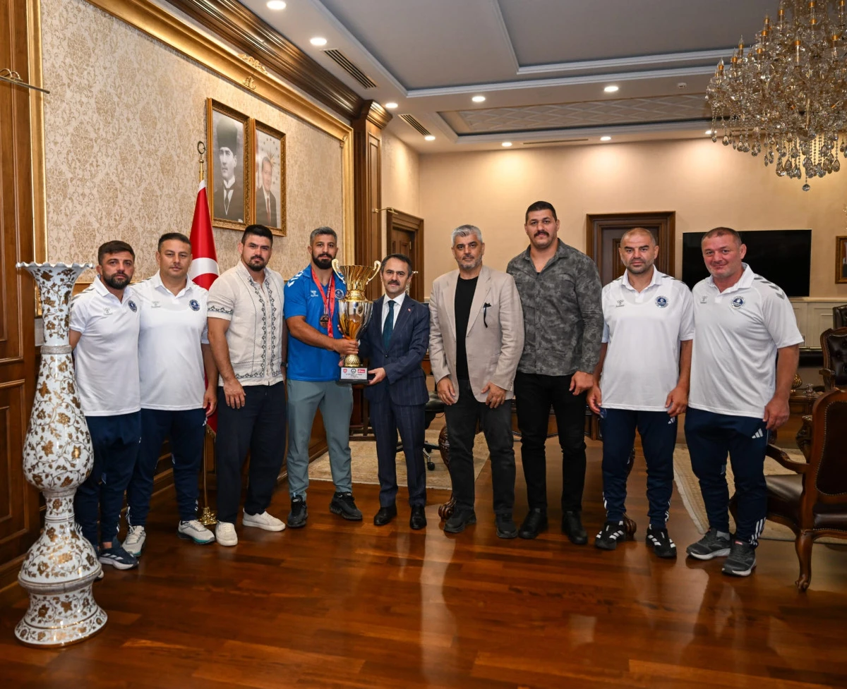 Kocaeli B&uuml;y&uuml;kşehir Belediyesi K&acirc;ğıt Spor Kul&uuml;b&uuml; ve Başpehlivanları Vali İlhami Aktaş'ı  Ziyaret Etti