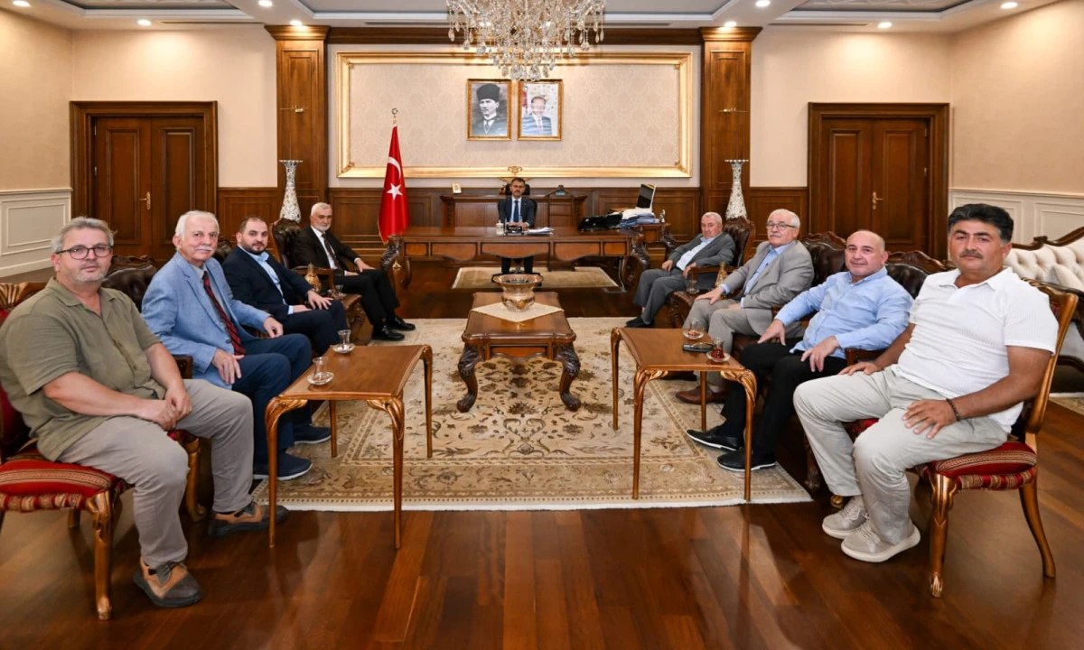 Kocaeli Eğitim G&ouml;n&uuml;ll&uuml;leri Derneği Başkanı Feyzi Utaş ve Y&ouml;netimi, Vali İlhami Aktaş'ı  Ziyaret Etti