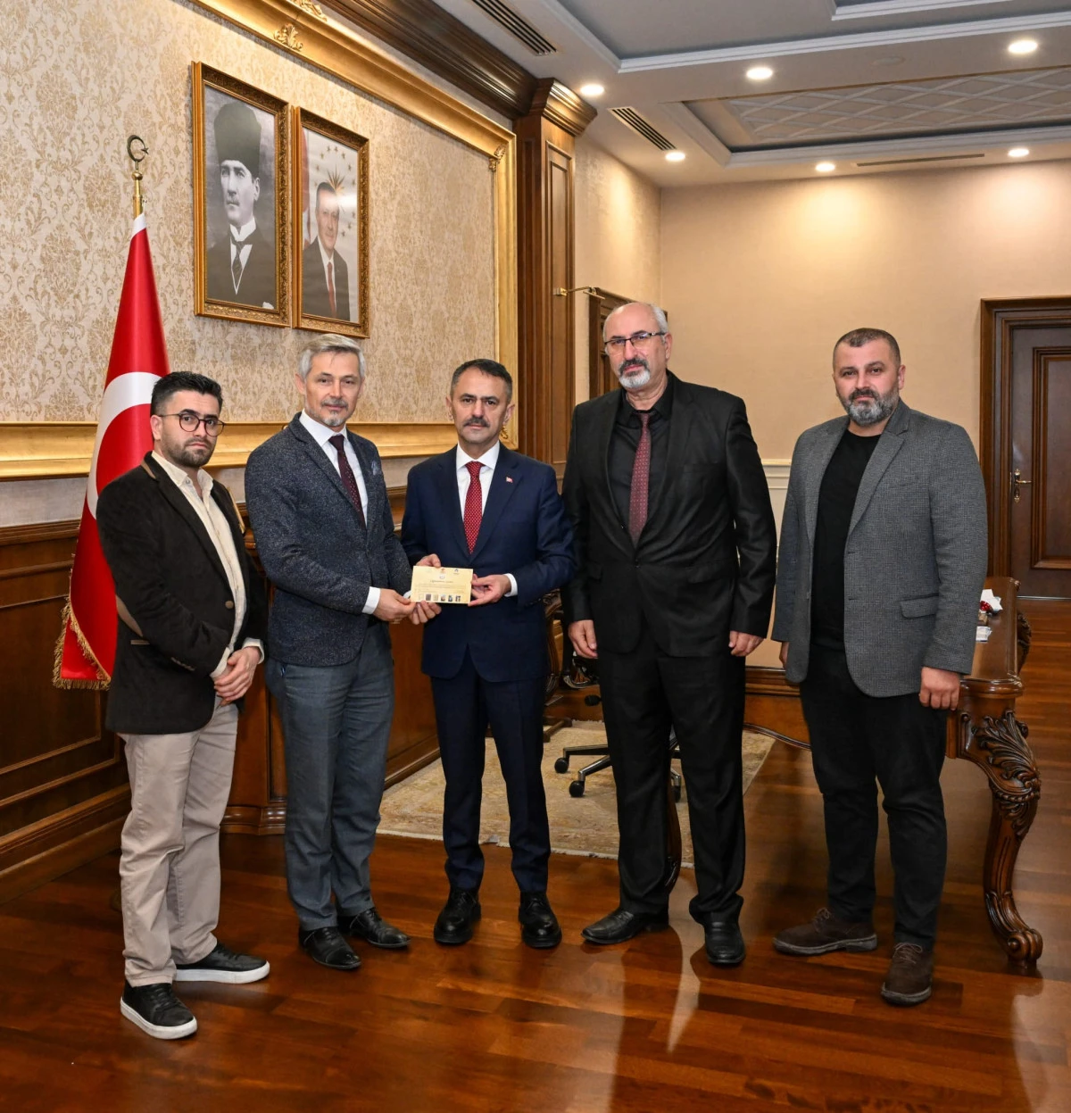 Kocaeli Manav K&uuml;lt&uuml;r&uuml; Dernekler Federasyonu Başkanı Engin T&uuml;mer, Vali İlhami Aktaş'ı  Ziyaret Etti