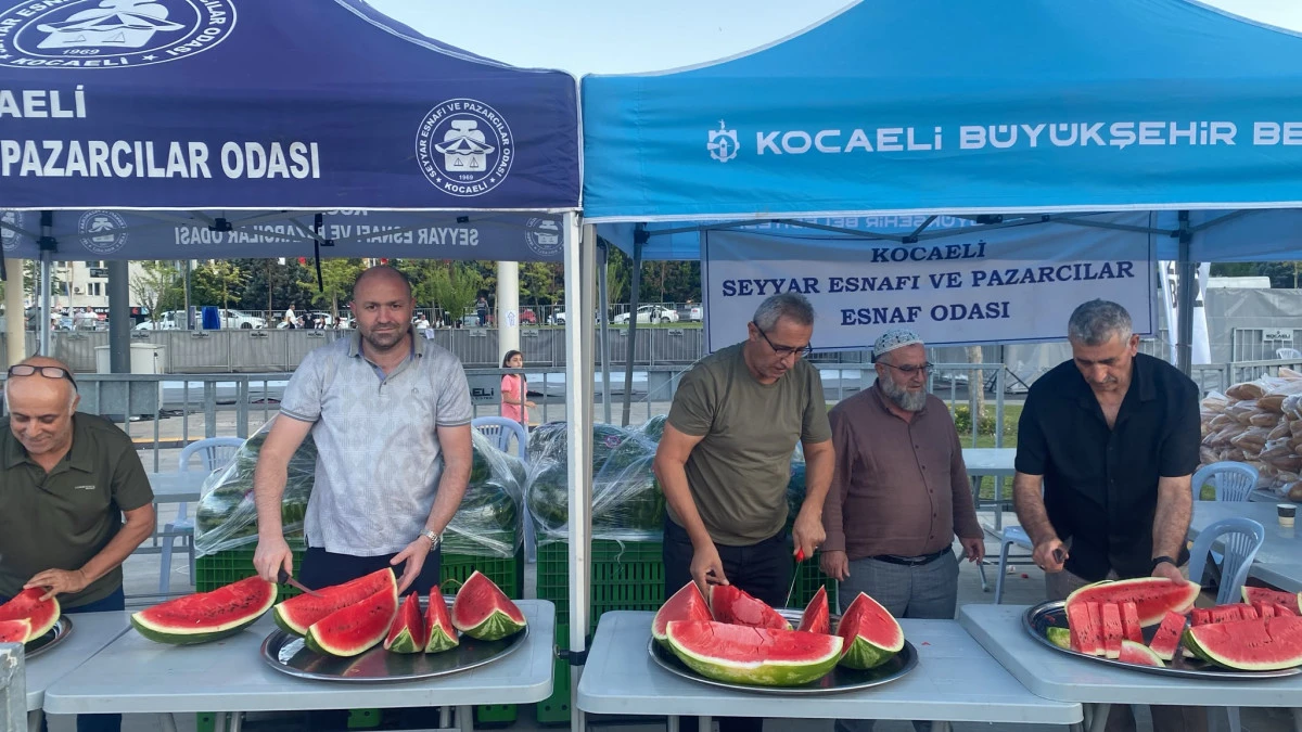Kocaeli Pazarcılar Odası, 15 Temmuz'da 3 Ton Karpuz İkram Etti