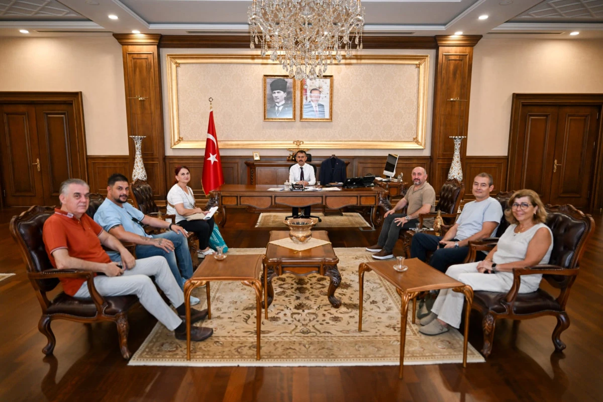 Kocaeli Seyyar Esnafı ve Pazarcılar Esnaf Odası Denetim Başkanı Başdemir ve  Beraberindeki Heyet, Vali Aktaş&rsquo;ı Ziyaret Ettiler
