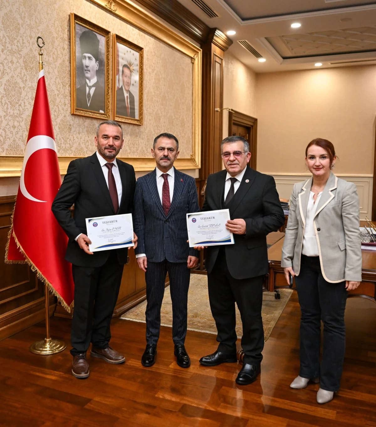 Kocaeli SYDV &Uuml;yesi Darıca Kazım Karabekir Mahalle Muhtarı Sıddık Topal ve Kandıra Lokmanlı Mahalle Muhtarı İrfan &Ouml;zer&rsquo;e, Vali İlhami Aktaş'tan Teşekk&uuml;r Belgesi