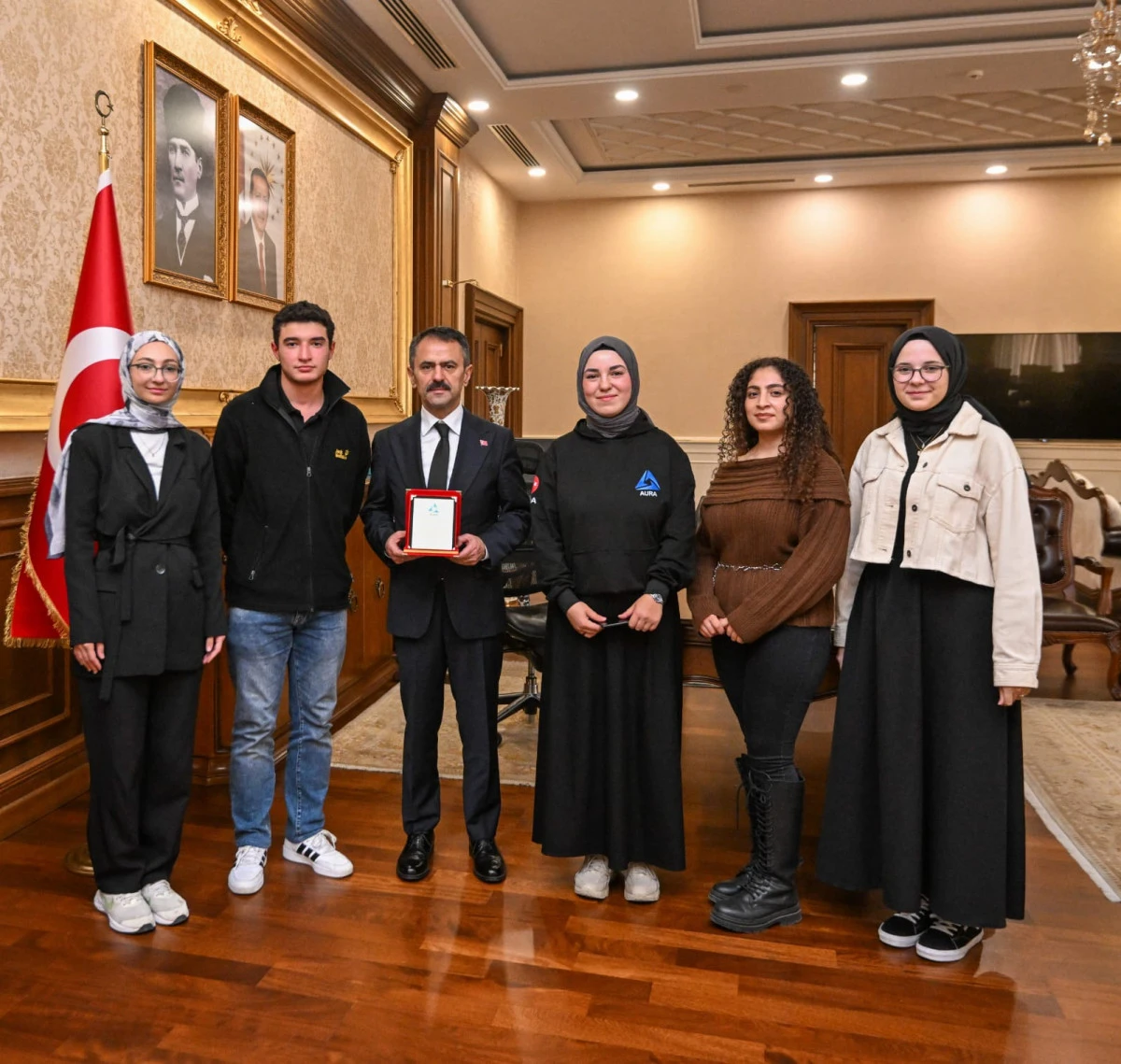 Kocaeli Üniversitesi Elektronik ve Haberleşme Mühendisliği Kılavuz Aura AUV Takımı Vali  Aktaş'ı Ziyaret Etti