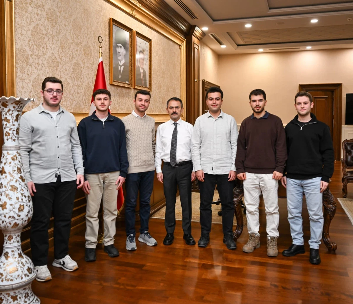 Kocaeli &Uuml;niversitesi Elektronik ve Haberleşme M&uuml;hendisliği &Ouml;ğrencilerinden, Vali Aktaş&rsquo;a Ziyaret