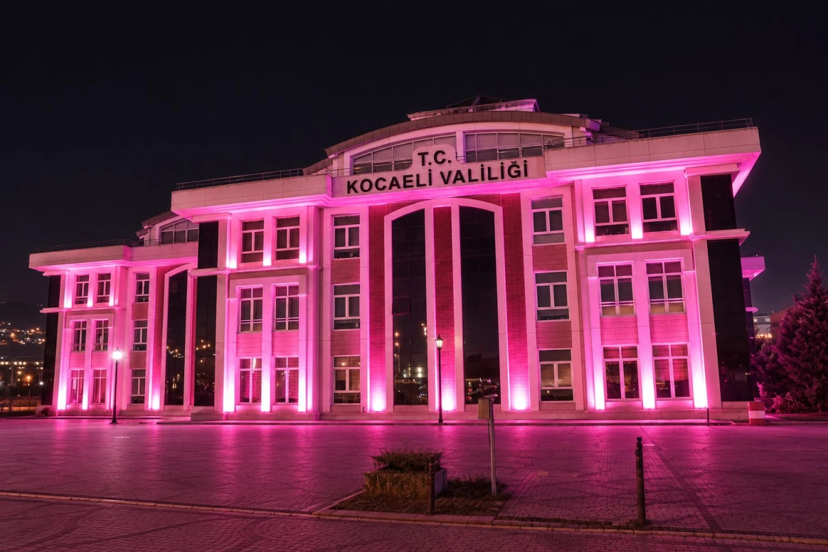 Kocaeli&rsquo;de Meme Kanseri Farkındalığı İ&ccedil;in Pembe Işıklandırma