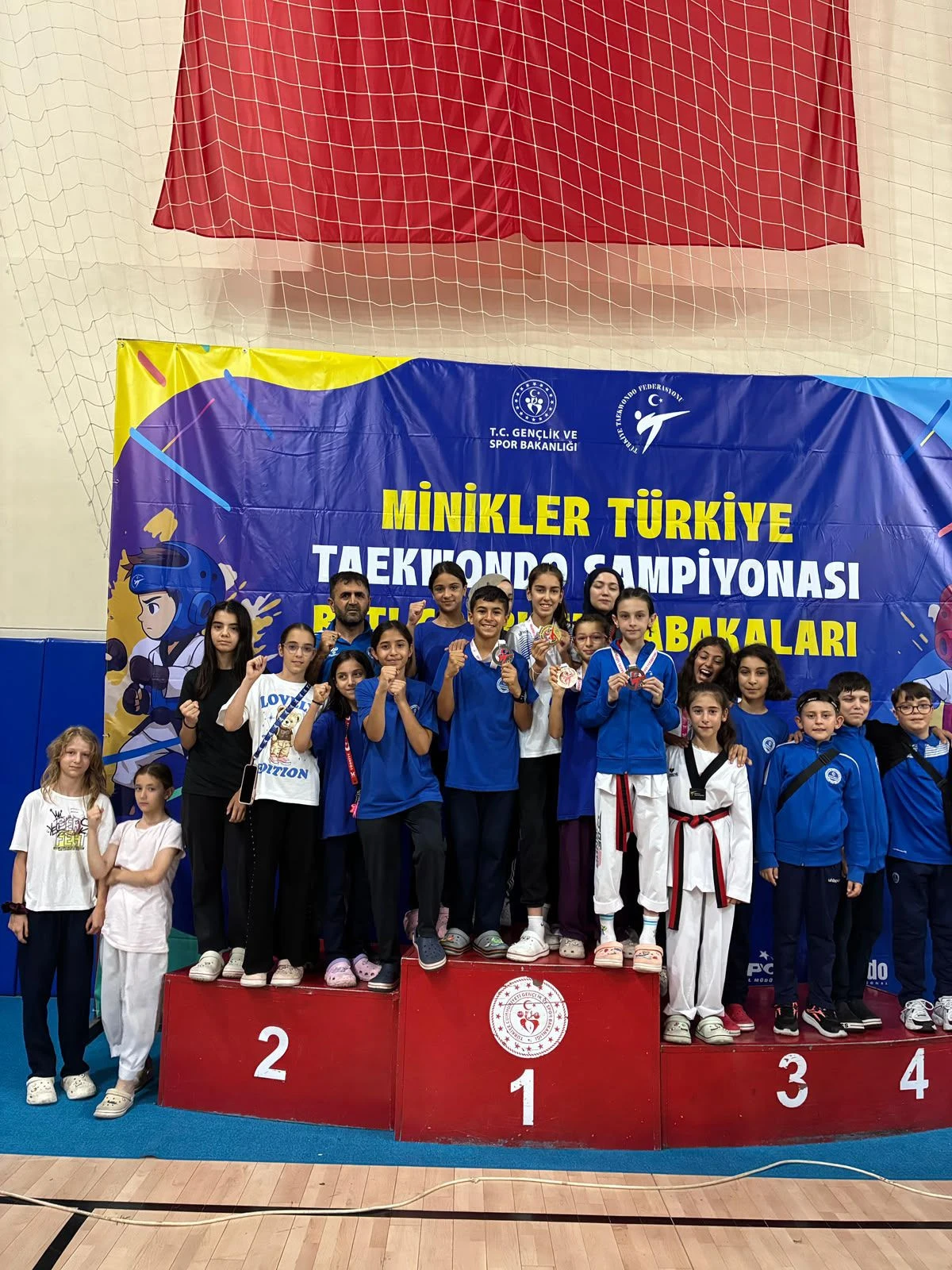 Kocaeli&rsquo;nin gururu Kağıtspor k&uuml;rs&uuml;lerden inmiyor