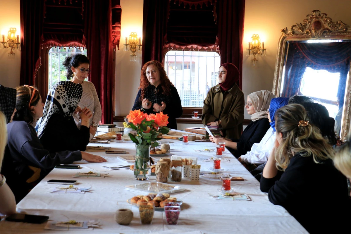 Konak güllerinin kâğıttaki izleri büyüledi