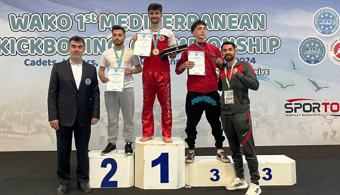 Körfezli Burak, 1. Akdeniz Kick Boks Şampiyonu oldu